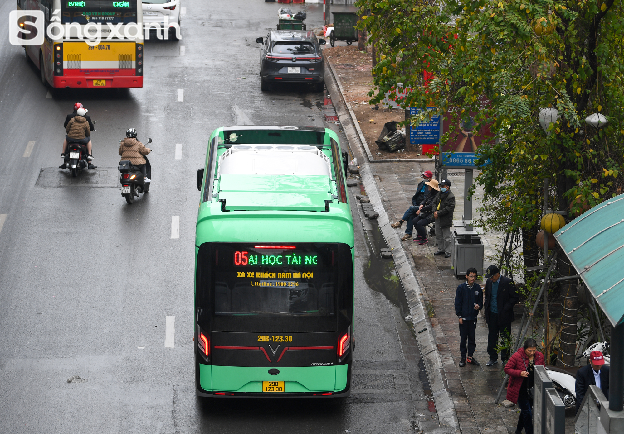 Soi chuyến bus xanh tiên phong ở Thủ đô: Phanh điện tử, cảm biến chống kẹp cửa, sàn nâng hạ tự động - Ảnh 11.