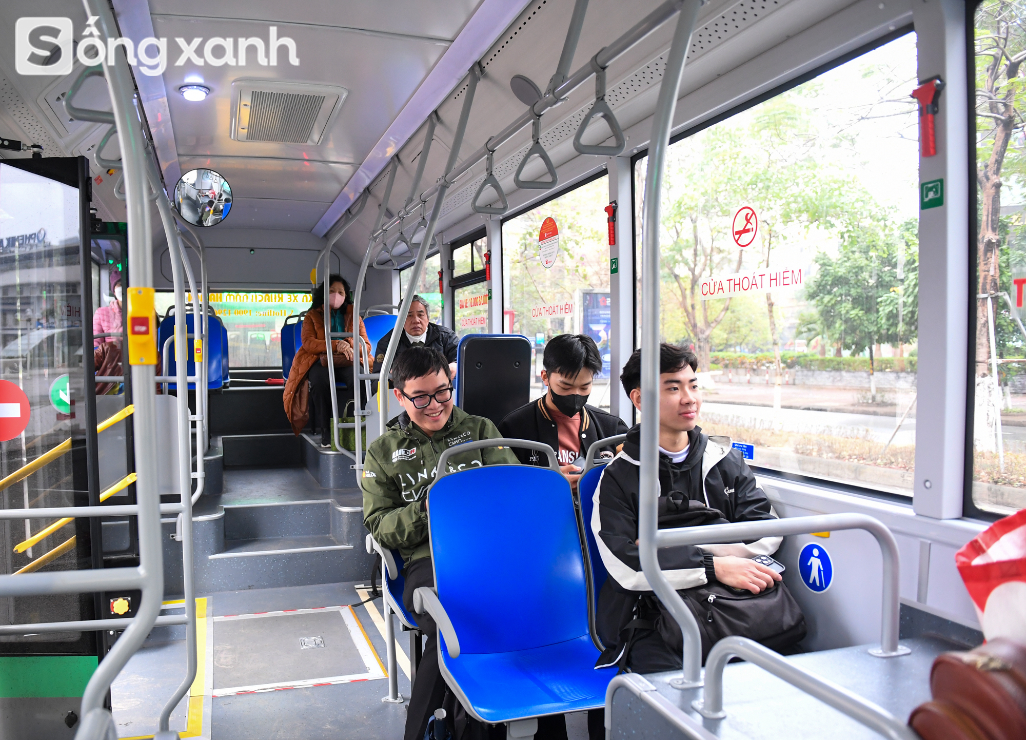 Soi chuyến bus xanh tiên phong ở Thủ đô: Phanh điện tử, cảm biến chống kẹp cửa, sàn nâng hạ tự động - Ảnh 12.