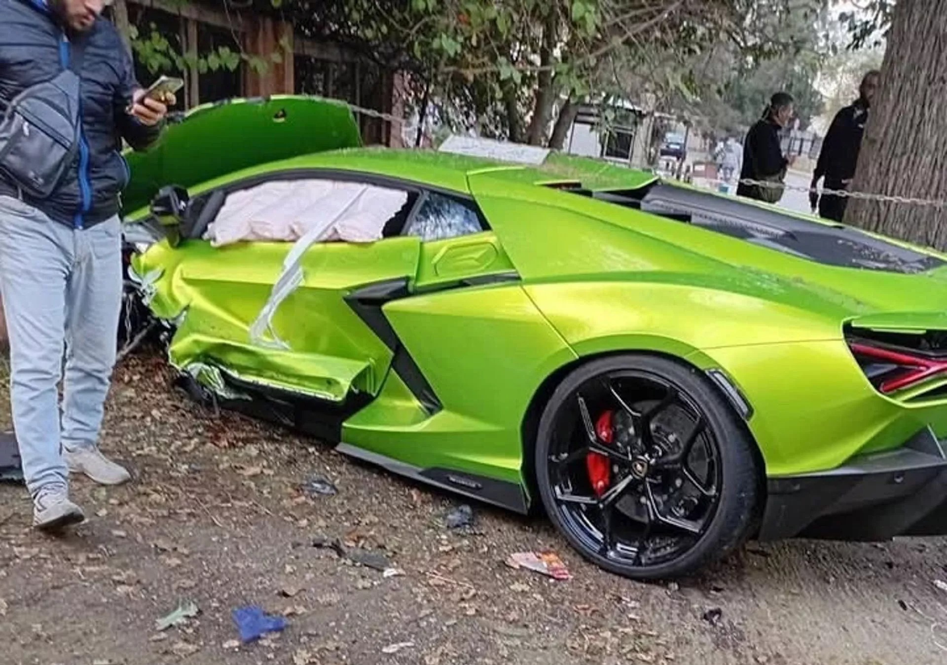 Kỹ thuật viên gây tai nạn cho Lamborghini Revuelto khi bàn giao - Ảnh 2.