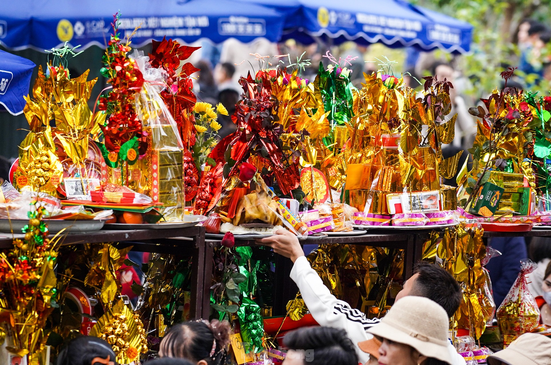 Hàng nghìn người đổ về đền Bà Chúa Kho xin lộc đầu năm - Ảnh 10.