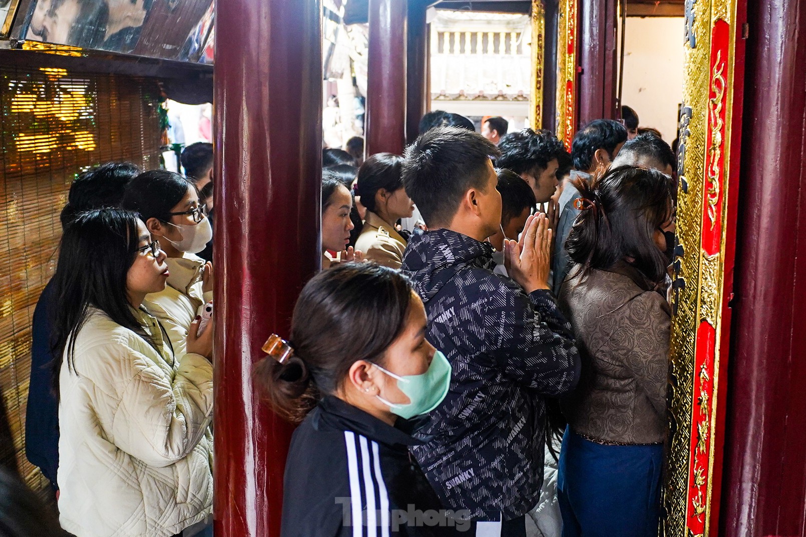 Hàng nghìn người đổ về đền Bà Chúa Kho xin lộc đầu năm - Ảnh 7.