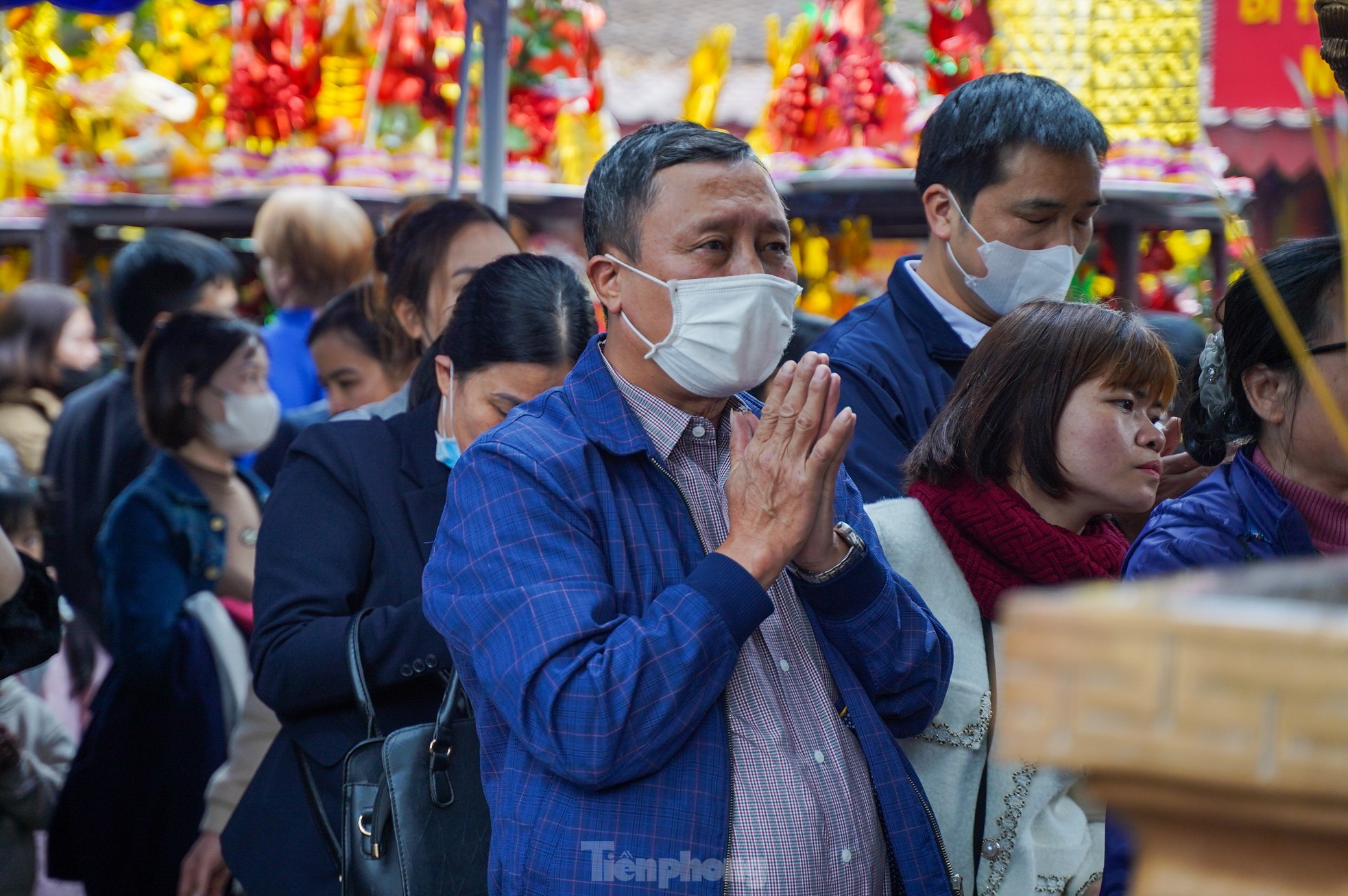 Hàng nghìn người đổ về đền Bà Chúa Kho xin lộc đầu năm - Ảnh 8.