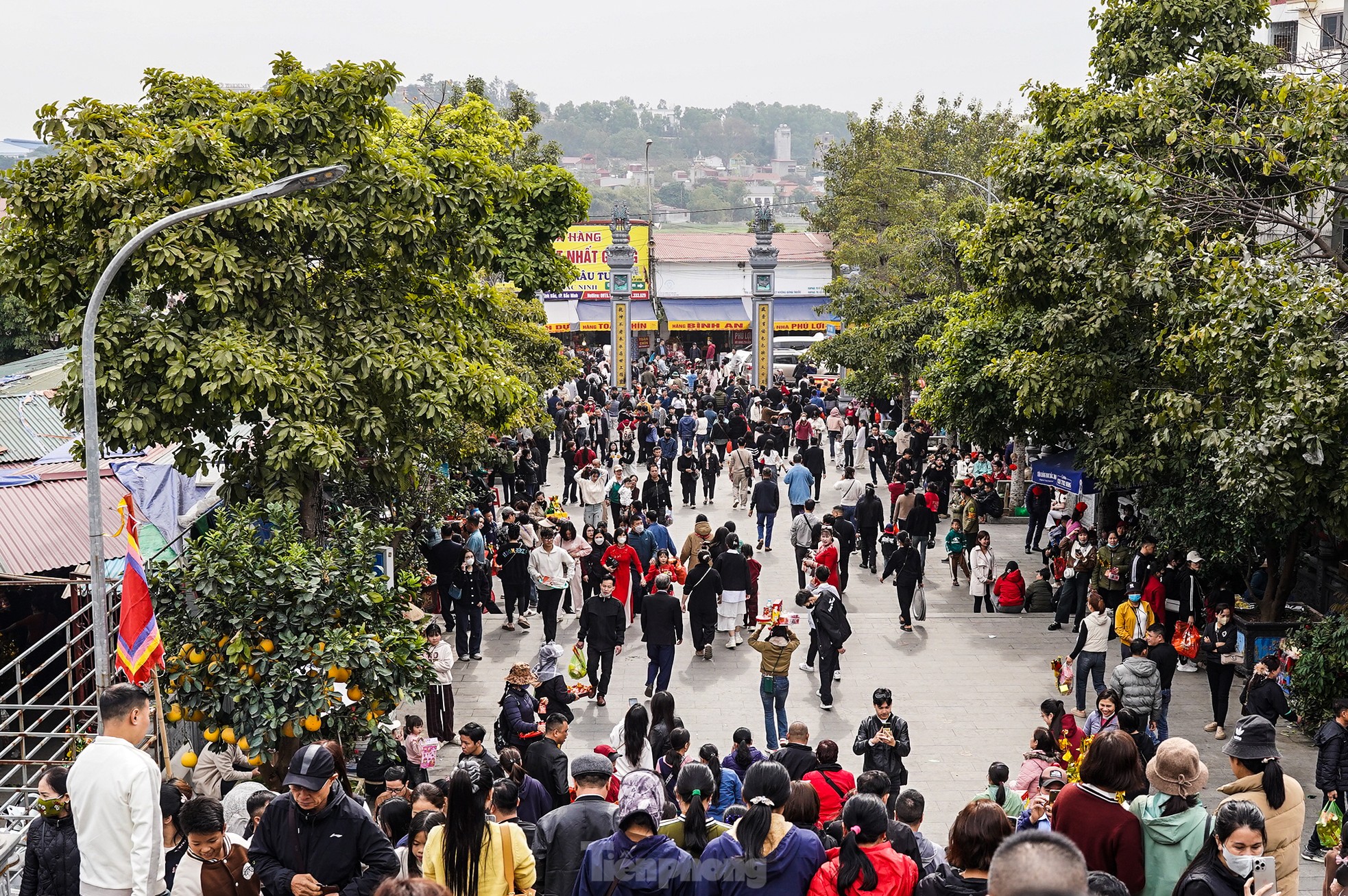 Hàng nghìn người đổ về đền Bà Chúa Kho xin lộc đầu năm - Ảnh 15.