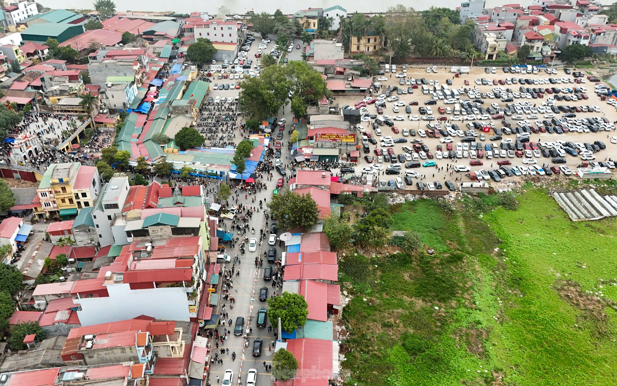 Hàng nghìn người đổ về đền Bà Chúa Kho xin lộc đầu năm - Ảnh 14.