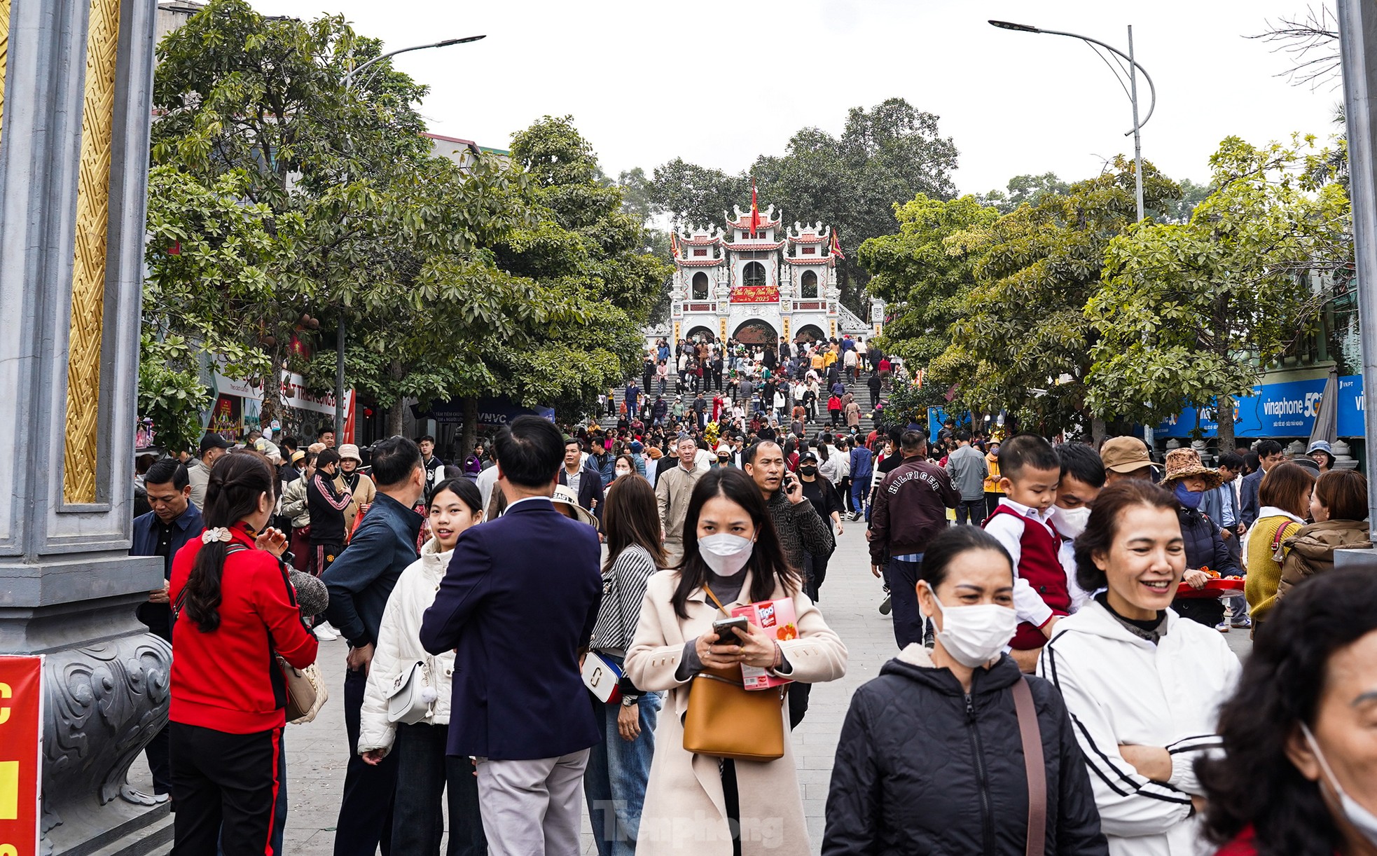 Hàng nghìn người đổ về đền Bà Chúa Kho xin lộc đầu năm - Ảnh 1.