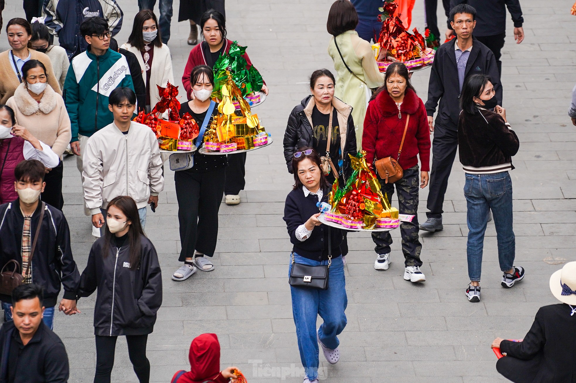 Hàng nghìn người đổ về đền Bà Chúa Kho xin lộc đầu năm - Ảnh 2.
