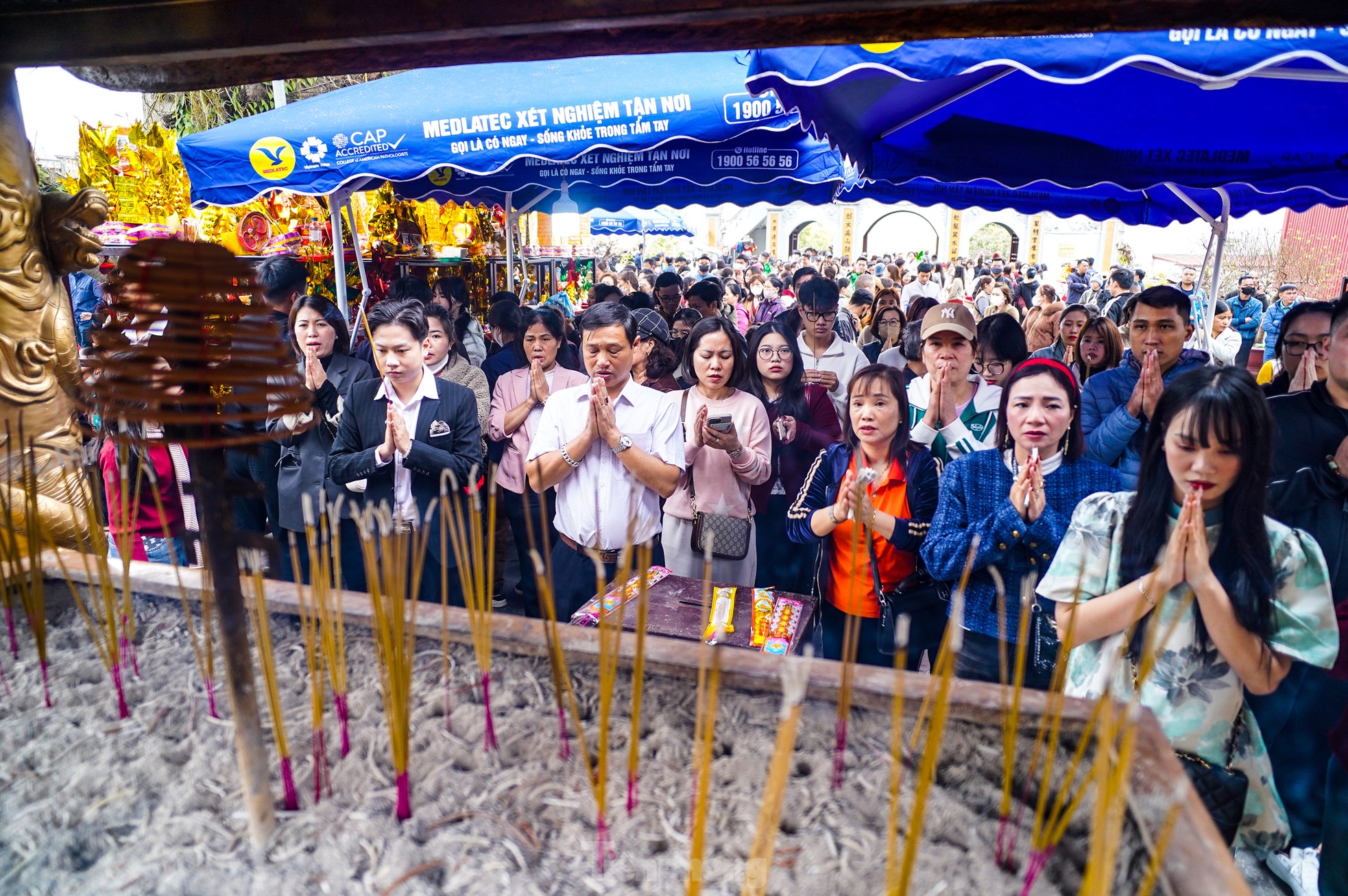 Hàng nghìn người đổ về đền Bà Chúa Kho xin lộc đầu năm - Ảnh 5.