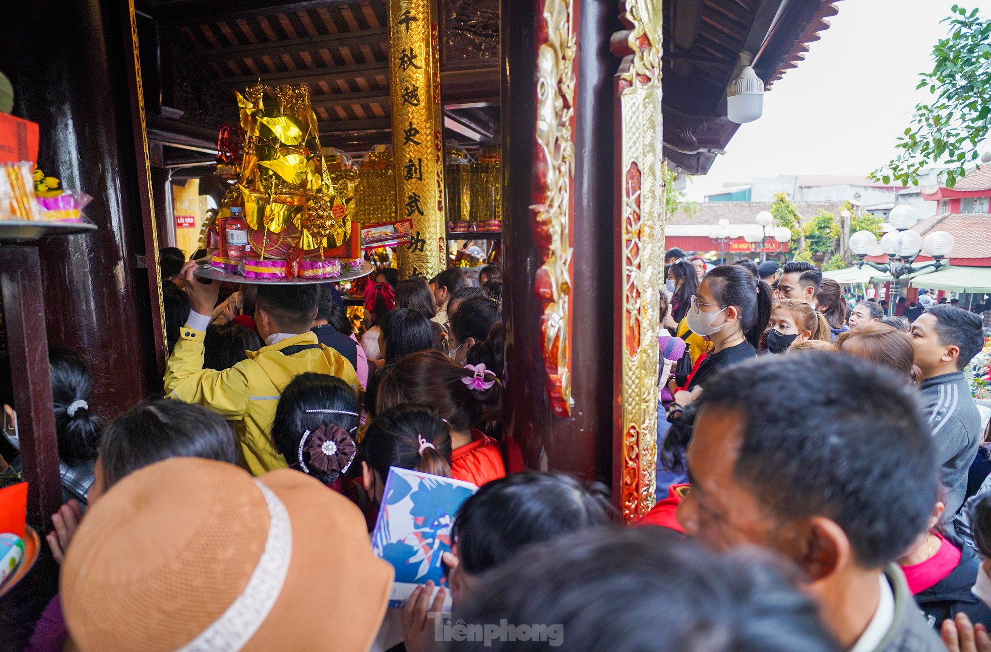 Hàng nghìn người đổ về đền Bà Chúa Kho xin lộc đầu năm - Ảnh 9.