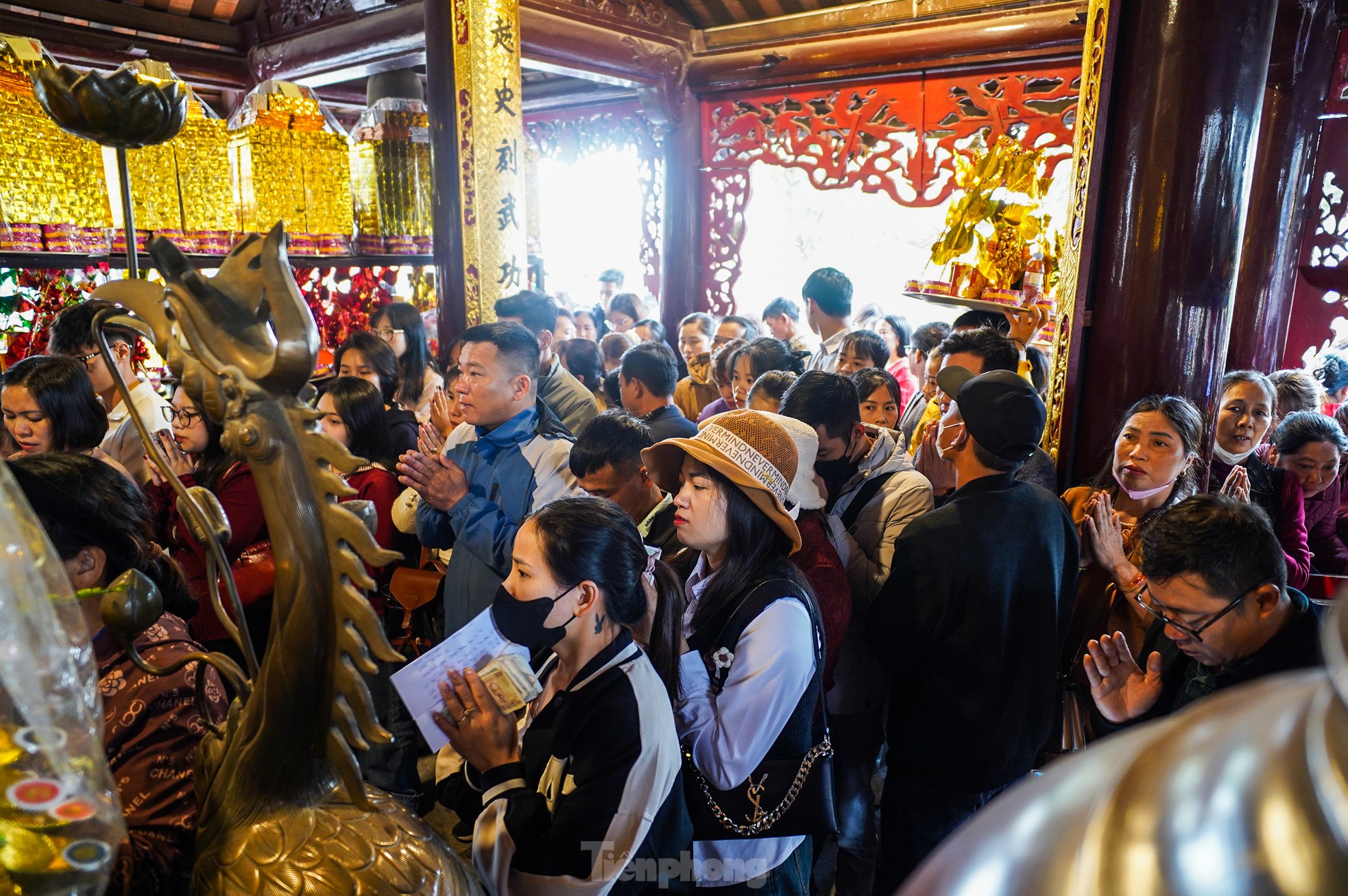 Hàng nghìn người đổ về đền Bà Chúa Kho xin lộc đầu năm - Ảnh 6.