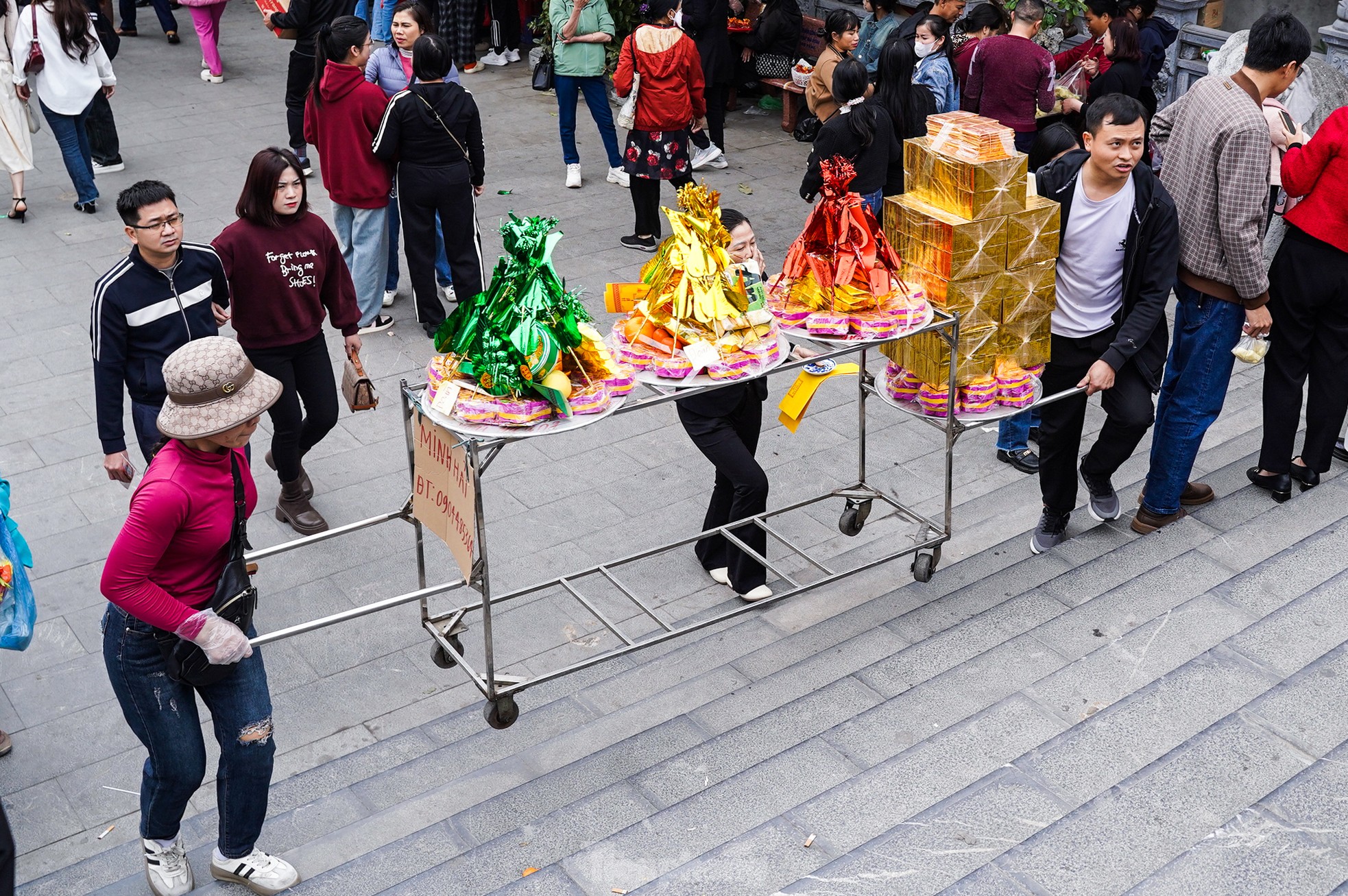 Hàng nghìn người đổ về đền Bà Chúa Kho xin lộc đầu năm - Ảnh 3.