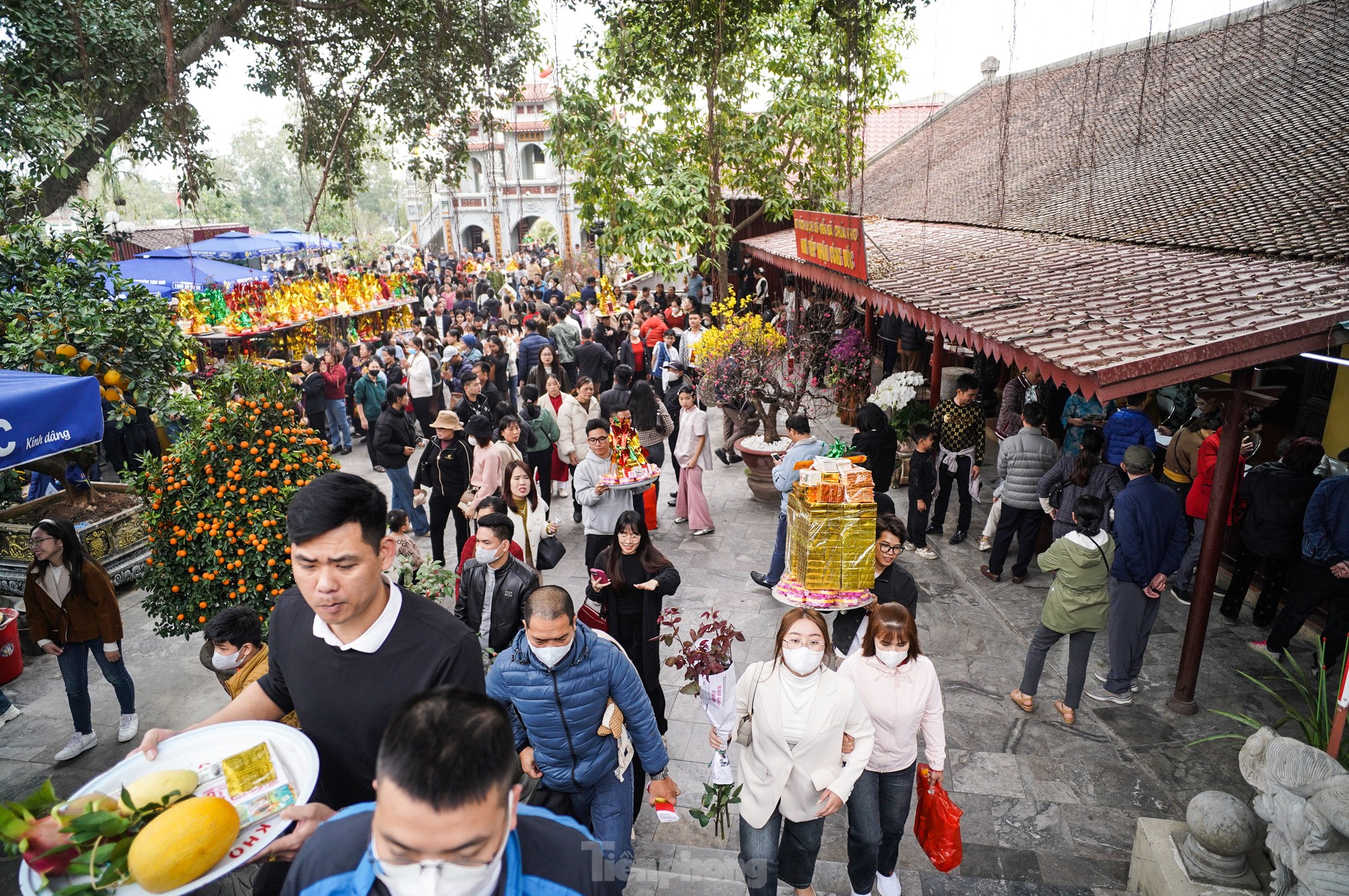 Hàng nghìn người đổ về đền Bà Chúa Kho xin lộc đầu năm - Ảnh 12.