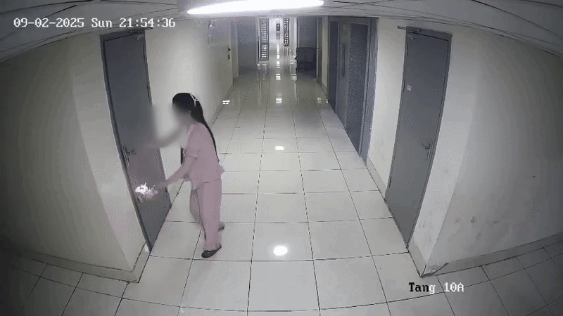 Hành động thản nhiên của cô gái ở hành lang chung cư khiến người xem phẫn nộ: “Quá nguy hiểm" - Ảnh 1.