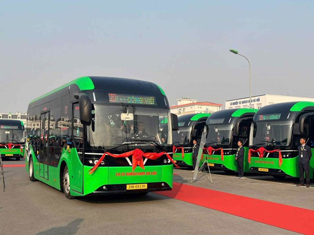 Hà Nội sớm chuyển đổi xe buýt "xanh" - Ảnh 1. Hà Nội sớm chuyển đổi xe buýt "xanh" - Ảnh 1.