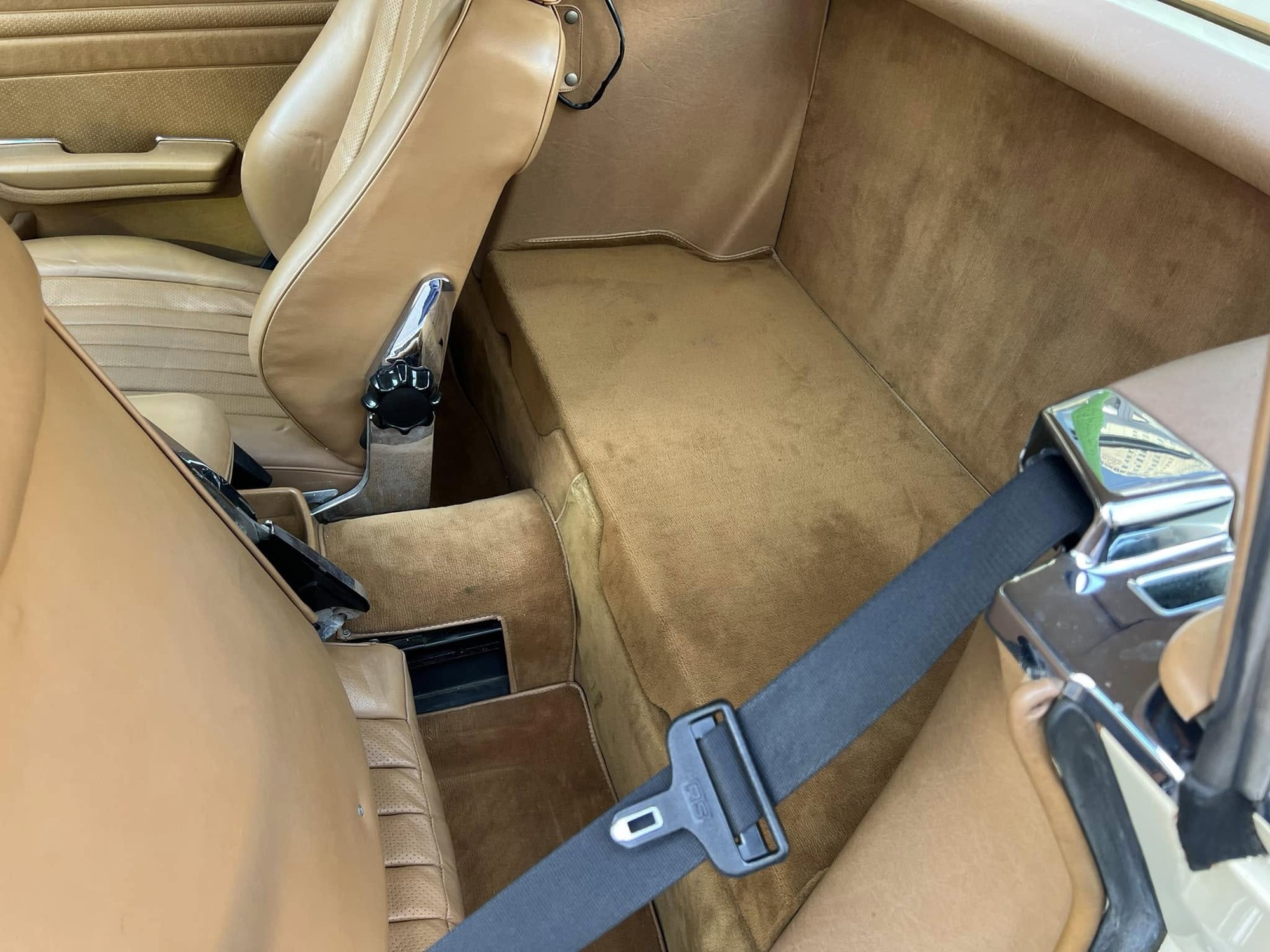 Ông Đặng Lê Nguyên Vũ lái Mercedes-Benz 380 SL ra đường du xuân, chủ showroom siêu xe tiết lộ: ‘Cả Việt Nam có đúng 1 chiếc’- Ảnh 7.