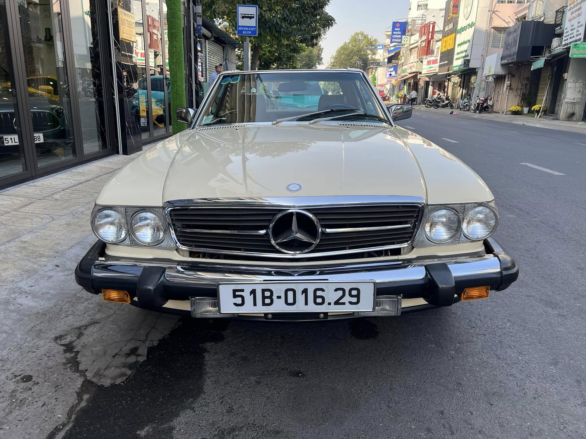 Ông Đặng Lê Nguyên Vũ lái Mercedes-Benz 380 SL ra đường du xuân, chủ showroom siêu xe tiết lộ: ‘Cả Việt Nam có đúng 1 chiếc’- Ảnh 3.