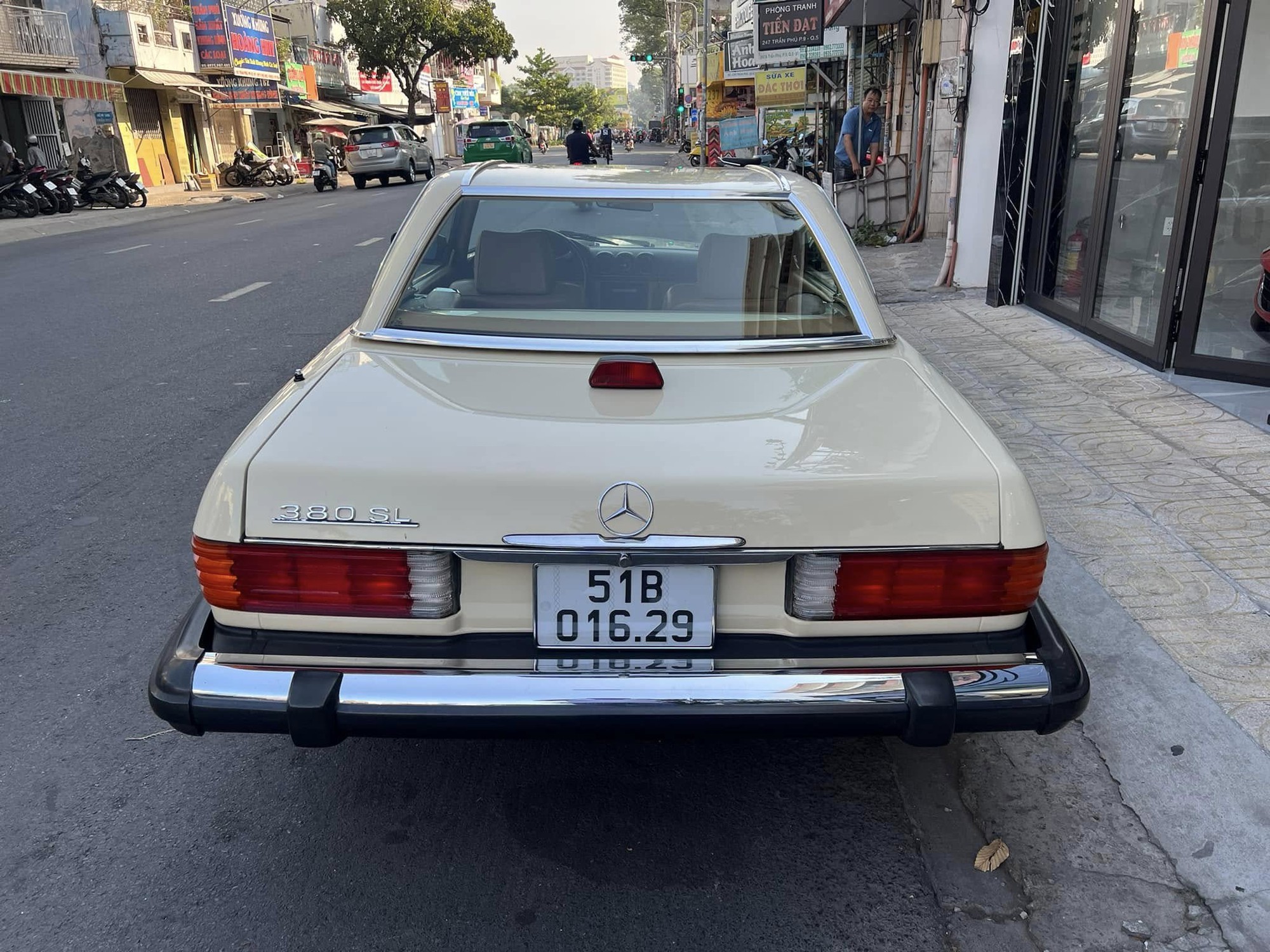 Ông Đặng Lê Nguyên Vũ lái Mercedes-Benz 380 SL ra đường du xuân, chủ showroom siêu xe tiết lộ: ‘Cả Việt Nam có đúng 1 chiếc’- Ảnh 4.