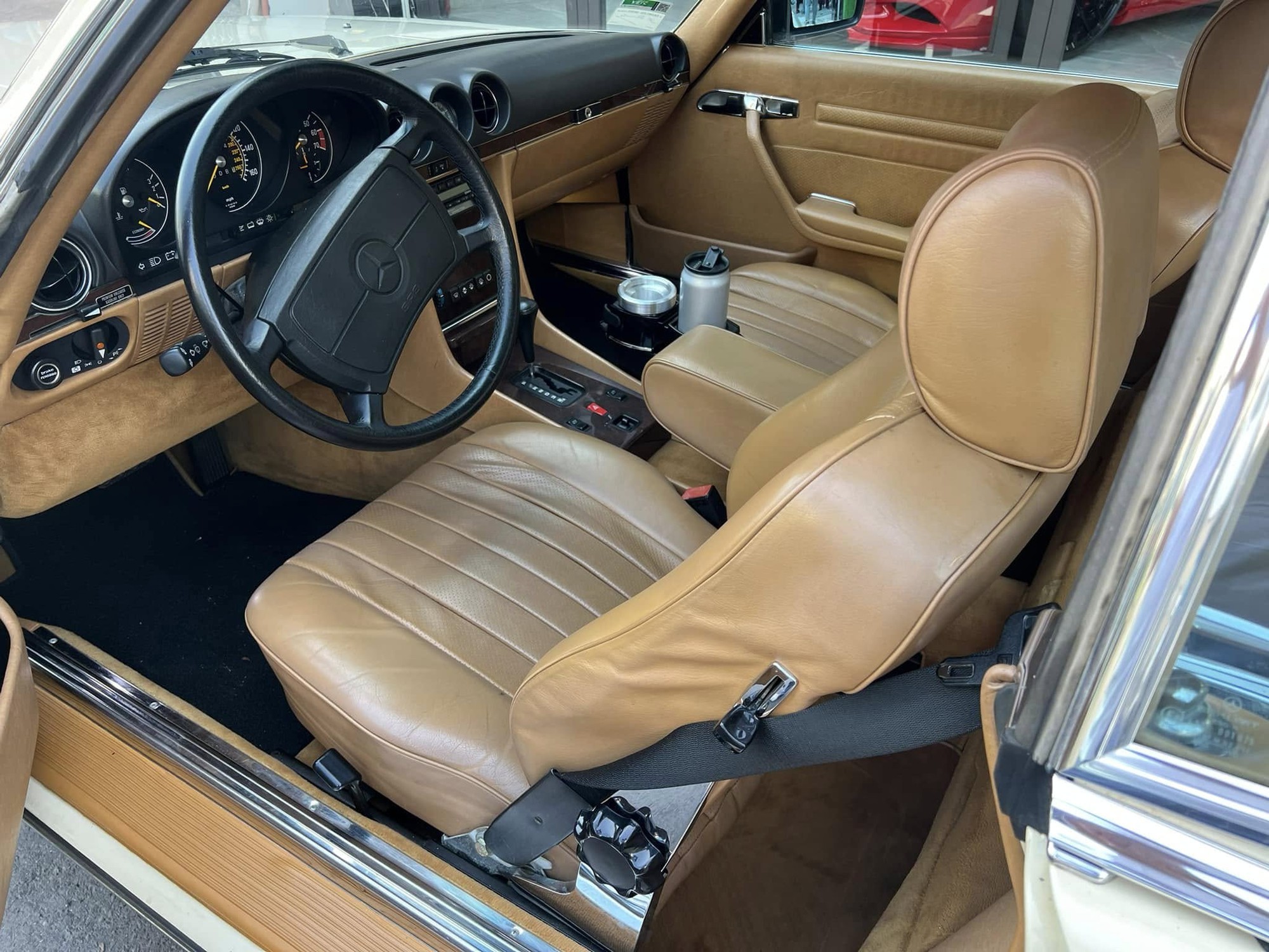 Ông Đặng Lê Nguyên Vũ lái Mercedes-Benz 380 SL ra đường du xuân, chủ showroom siêu xe tiết lộ: ‘Cả Việt Nam có đúng 1 chiếc’- Ảnh 6.