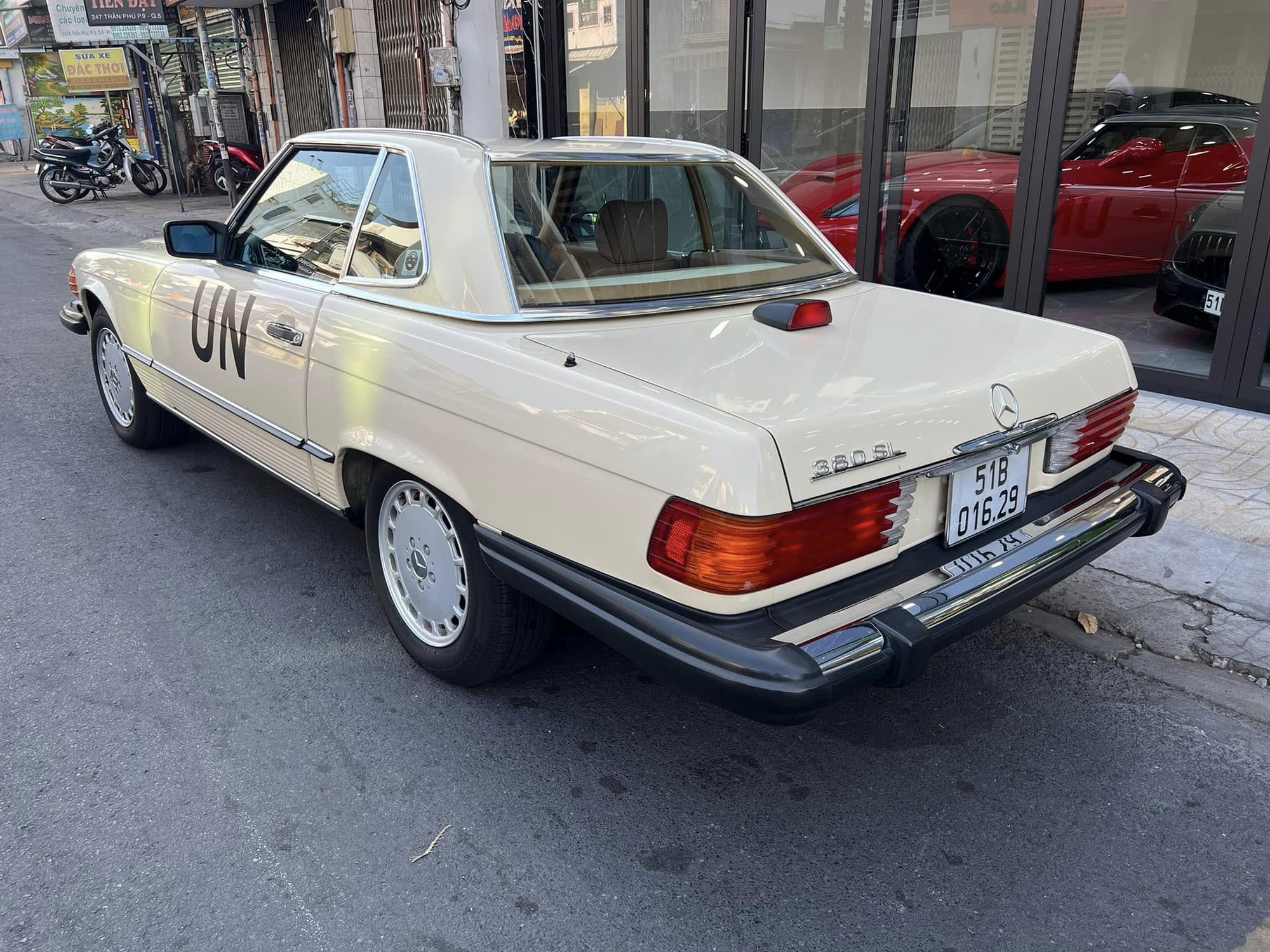 Ông Đặng Lê Nguyên Vũ lái Mercedes-Benz 380 SL ra đường du xuân, chủ showroom siêu xe tiết lộ: ‘Cả Việt Nam có đúng 1 chiếc’- Ảnh 5.
