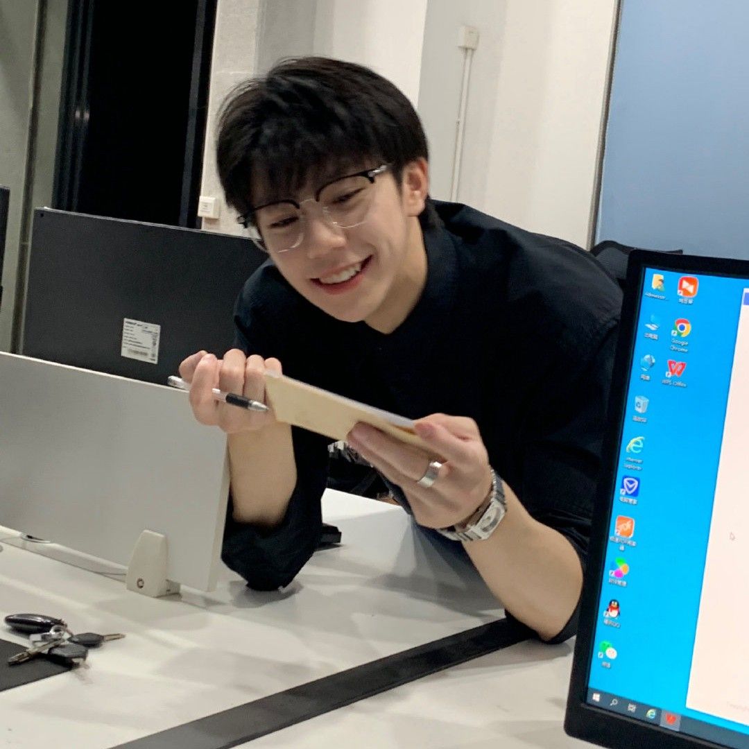 "Tổng số tuổi của anh v&agrave; em l&agrave; 70, anh 35 tuổi, vậy em bao nhi&ecirc;u?" - C&acirc;u trả lời của ch&agrave;ng trai khiến cả ph&ograve;ng cười nghi&ecirc;ng ngả- Ảnh 2.