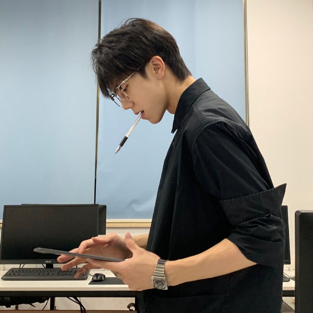 "Tổng số tuổi của anh v&agrave; em l&agrave; 70, anh 35 tuổi, vậy em bao nhi&ecirc;u?" - C&acirc;u trả lời của ch&agrave;ng trai khiến cả ph&ograve;ng cười nghi&ecirc;ng ngả- Ảnh 1.