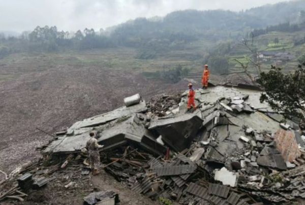 Ng&ocirc;i l&agrave;ng t&aacute;ch đ&ocirc;i v&igrave; lở đất kinh ho&agrave;ng: Cuộc chiến gi&agrave;nh sự sống - Ảnh 1.
