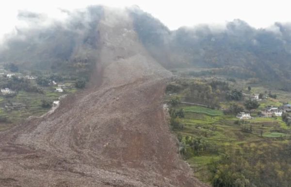 Ng&ocirc;i l&agrave;ng t&aacute;ch đ&ocirc;i v&igrave; lở đất kinh ho&agrave;ng: Cuộc chiến gi&agrave;nh sự sống - Ảnh 3.