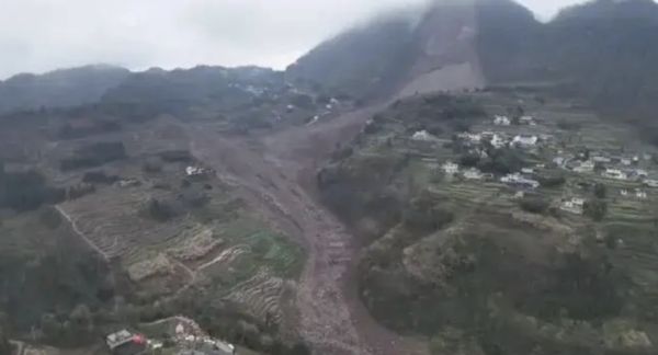 Ng&ocirc;i l&agrave;ng t&aacute;ch đ&ocirc;i v&igrave; lở đất kinh ho&agrave;ng: Cuộc chiến gi&agrave;nh sự sống - Ảnh 4.