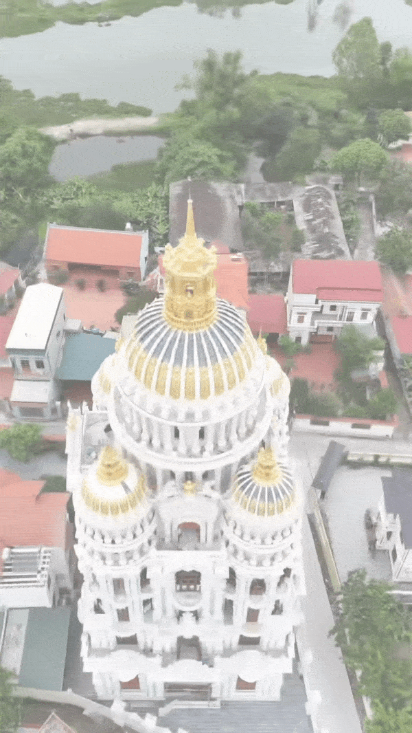 Toà lâu đài 300 tỷ "oách" nhất xứ Kinh Bắc: Nội thất full gỗ quý, riêng bộ đèn chùm đắt ngang xe Maybach - Ảnh 2. Toà lâu đài 300 tỷ "oách" nhất xứ Kinh Bắc: Nội thất full gỗ quý, riêng bộ đèn chùm đắt ngang xe Maybach - Ảnh 2.