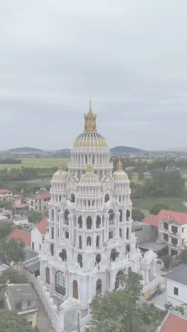 Toà lâu đài 300 tỷ "oách" nhất xứ Kinh Bắc: Nội thất full gỗ quý, riêng bộ đèn chùm đắt ngang xe Maybach - Ảnh 1. Toà lâu đài 300 tỷ "oách" nhất xứ Kinh Bắc: Nội thất full gỗ quý, riêng bộ đèn chùm đắt ngang xe Maybach - Ảnh 1.