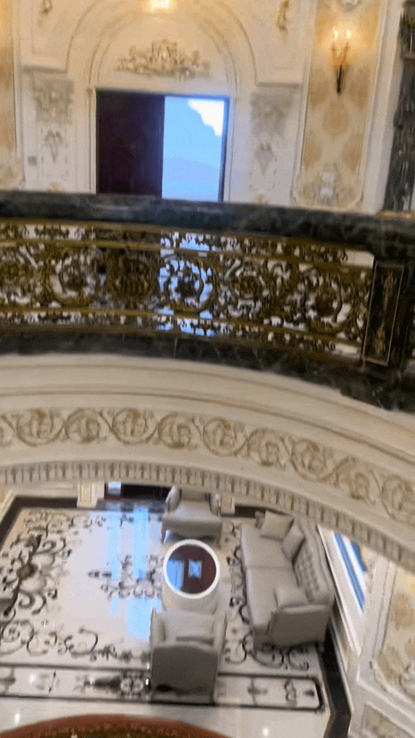 Toà lâu đài 300 tỷ "oách" nhất xứ Kinh Bắc: Nội thất full gỗ quý, riêng bộ đèn chùm đắt ngang xe Maybach - Ảnh 5. Toà lâu đài 300 tỷ "oách" nhất xứ Kinh Bắc: Nội thất full gỗ quý, riêng bộ đèn chùm đắt ngang xe Maybach - Ảnh 5.