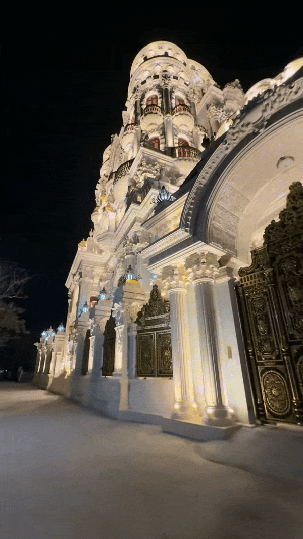 Toà lâu đài 300 tỷ "oách" nhất xứ Kinh Bắc: Nội thất full gỗ quý, riêng bộ đèn chùm đắt ngang xe Maybach - Ảnh 4. Toà lâu đài 300 tỷ "oách" nhất xứ Kinh Bắc: Nội thất full gỗ quý, riêng bộ đèn chùm đắt ngang xe Maybach - Ảnh 4.