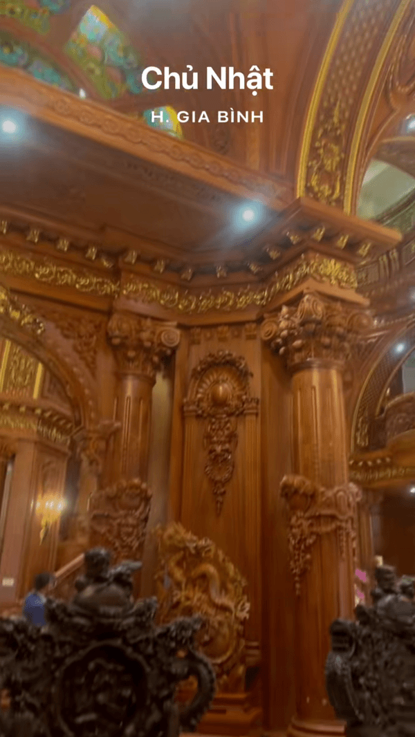 Toà lâu đài 300 tỷ "oách" nhất xứ Kinh Bắc: Nội thất full gỗ quý, riêng bộ đèn chùm đắt ngang xe Maybach - Ảnh 7. Toà lâu đài 300 tỷ "oách" nhất xứ Kinh Bắc: Nội thất full gỗ quý, riêng bộ đèn chùm đắt ngang xe Maybach - Ảnh 7.