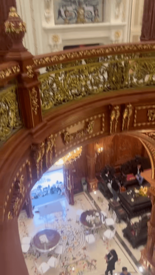 Toà lâu đài 300 tỷ "oách" nhất xứ Kinh Bắc: Nội thất full gỗ quý, riêng bộ đèn chùm đắt ngang xe Maybach - Ảnh 8. Toà lâu đài 300 tỷ "oách" nhất xứ Kinh Bắc: Nội thất full gỗ quý, riêng bộ đèn chùm đắt ngang xe Maybach - Ảnh 8.