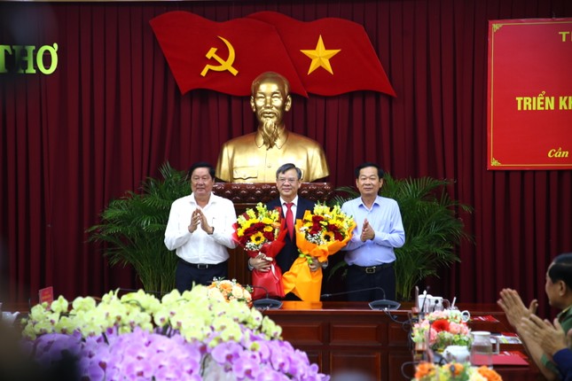 Triển khai quyết định nhân sự: Ông Trương Cảnh Tuyên làm Phó Bí thư TP Cần Thơ - Ảnh 2.