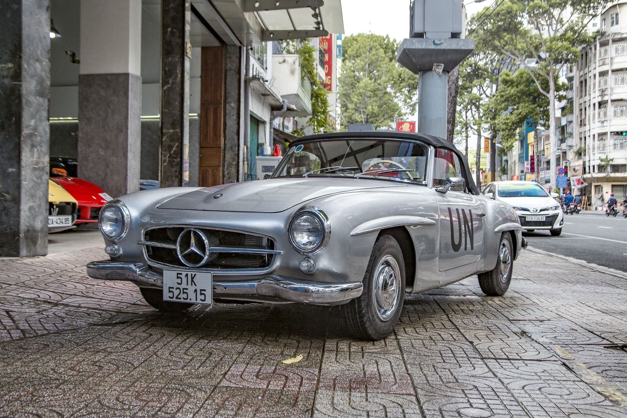 Ông Đặng Lê Nguyên Vũ lái Mercedes-Benz 380 SL ra đường du xuân, chủ showroom siêu xe tiết lộ: ‘Cả Việt Nam có đúng 1 chiếc’- Ảnh 9.