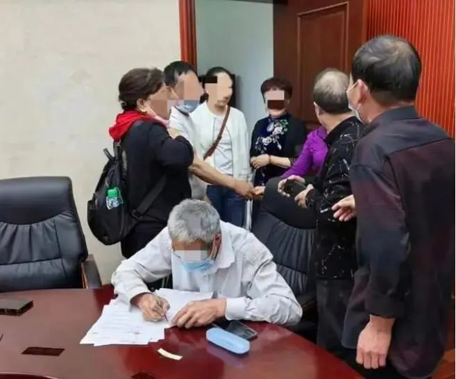 Anh cả chi hơn 10 tỷ đồng để x&acirc;y nh&agrave; b&aacute;o hiếu mẹ gi&agrave;, khi b&agrave; qua đời, hai em trai kiện ra t&ograve;a đ&ograve;i chia quyền thừa kế: T&ograve;a ph&aacute;n "t&agrave;i sản thuộc về anh" - Ảnh 2.