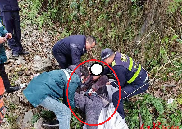 Dừng xe trên cao tốc “giải quyết nỗi buồn”, người đàn ông bỗng mất tích bí ẩn: Vợ con phải cầu cứu cảnh sát - Ảnh 3. Dừng xe trên cao tốc “giải quyết nỗi buồn”, người đàn ông bỗng mất tích bí ẩn: Vợ con phải cầu cứu cảnh sát - Ảnh 3.