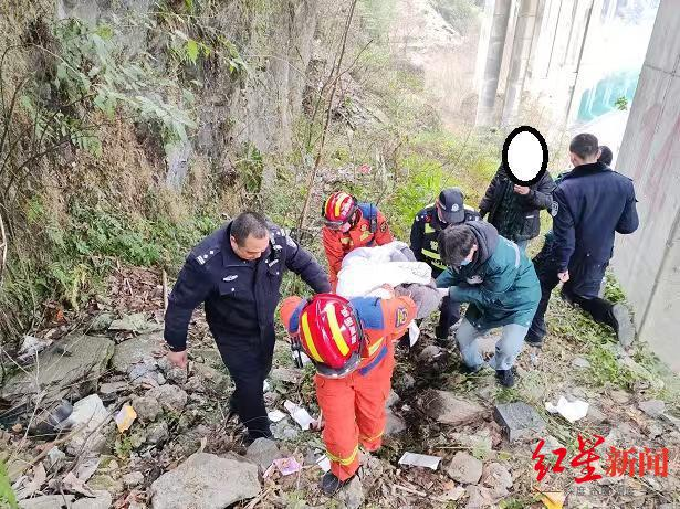 Dừng xe trên cao tốc “giải quyết nỗi buồn”, người đàn ông bỗng mất tích bí ẩn: Vợ con phải cầu cứu cảnh sát - Ảnh 4. Dừng xe trên cao tốc “giải quyết nỗi buồn”, người đàn ông bỗng mất tích bí ẩn: Vợ con phải cầu cứu cảnh sát - Ảnh 4.