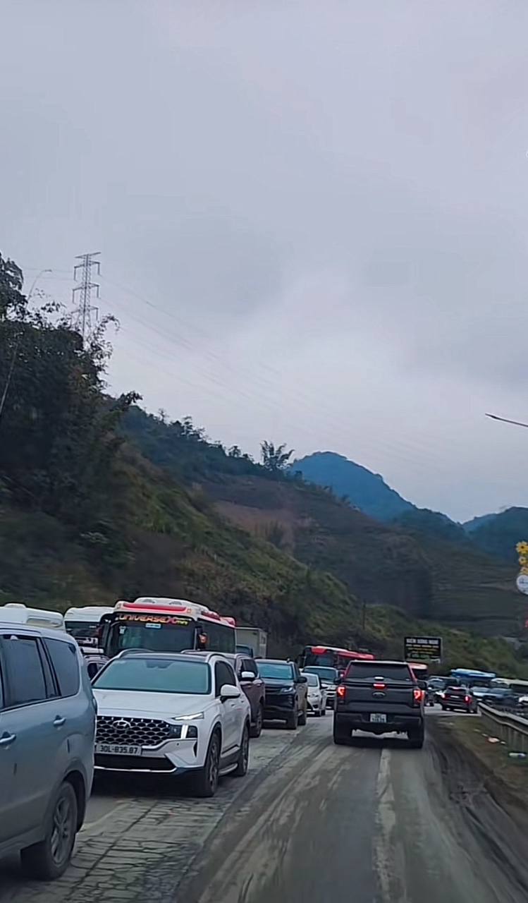 Đi gần 10 tiếng để săn hoa mận ở Mộc Châu: Ăn ngủ vạ vật, tắc dài hàng giờ nhưng thành quả quá xứng đáng!- Ảnh 12. Đi gần 10 tiếng để săn hoa mận ở Mộc Châu: Ăn ngủ vạ vật, tắc dài hàng giờ nhưng thành quả quá xứng đáng!- Ảnh 12.