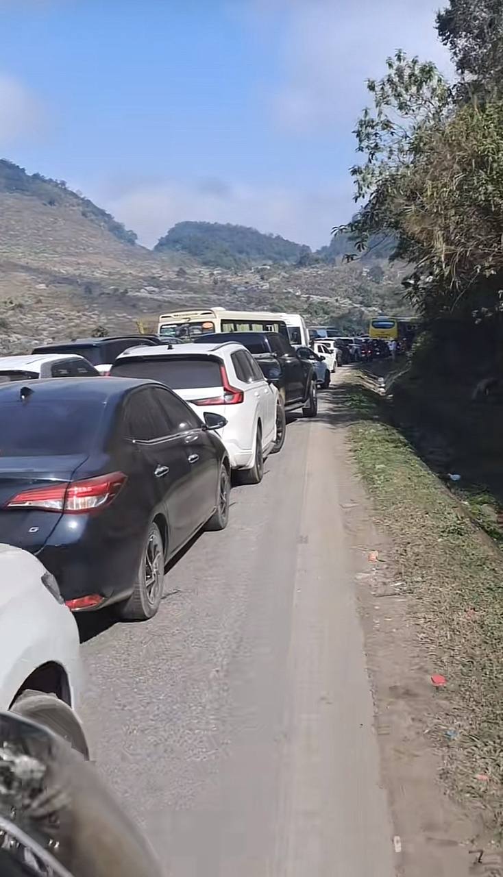 Đi gần 10 tiếng để săn hoa mận ở Mộc Châu: Ăn ngủ vạ vật, tắc dài hàng giờ nhưng thành quả quá xứng đáng!- Ảnh 13. Đi gần 10 tiếng để săn hoa mận ở Mộc Châu: Ăn ngủ vạ vật, tắc dài hàng giờ nhưng thành quả quá xứng đáng!- Ảnh 13.