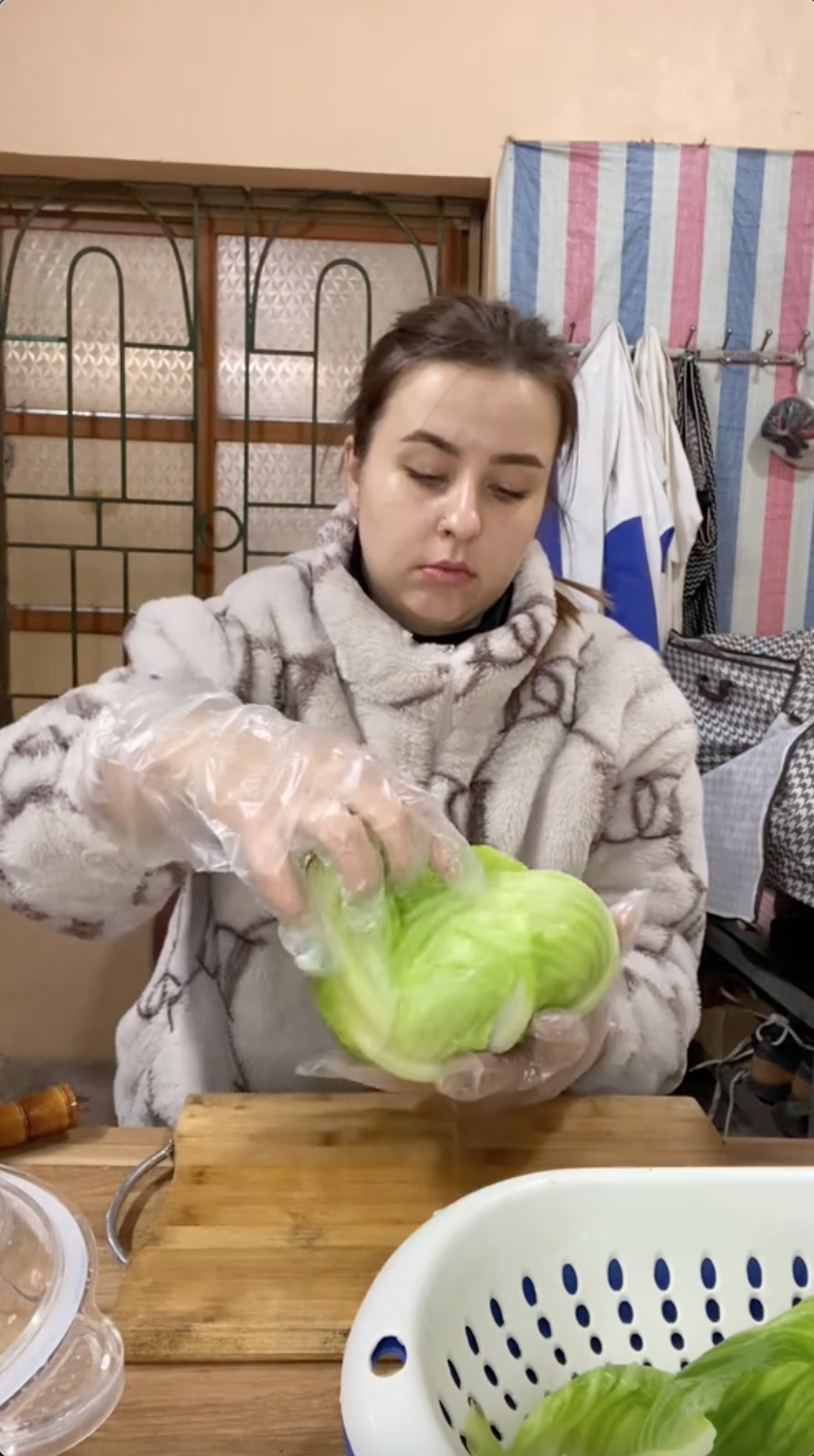 C&ocirc; vợ T&acirc;y cho cả c&acirc;y bắp cải v&agrave;o nồi luộc nhưng ai cũng khen ngợi đảm đang v&igrave; những điều n&agrave;y- Ảnh 4.