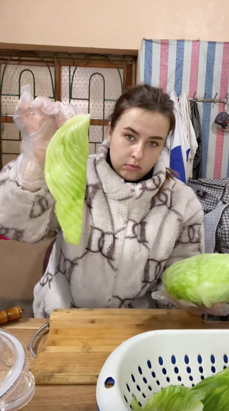 C&ocirc; vợ T&acirc;y cho cả c&acirc;y bắp cải v&agrave;o nồi luộc nhưng ai cũng khen ngợi đảm đang v&igrave; những điều n&agrave;y- Ảnh 5.