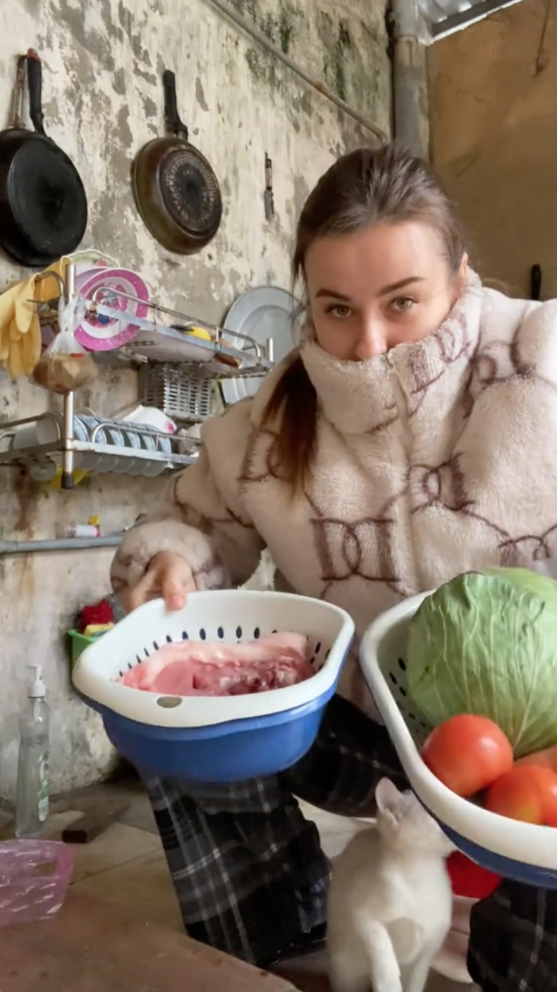 C&ocirc; vợ T&acirc;y cho cả c&acirc;y bắp cải v&agrave;o nồi luộc nhưng ai cũng khen ngợi đảm đang v&igrave; những điều n&agrave;y- Ảnh 6.