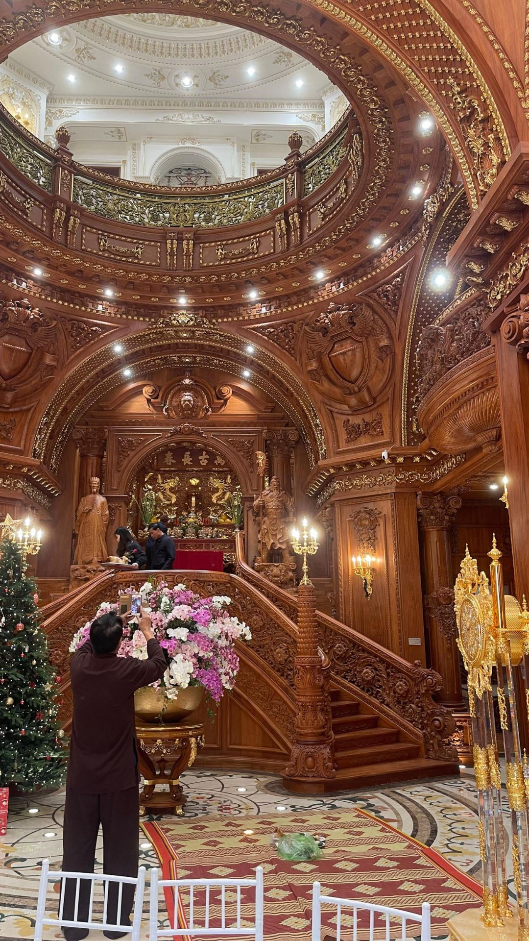 Toà lâu đài 300 tỷ "oách" nhất xứ Kinh Bắc: Nội thất full gỗ quý, riêng bộ đèn chùm đắt ngang xe Maybach - Ảnh 6. Toà lâu đài 300 tỷ "oách" nhất xứ Kinh Bắc: Nội thất full gỗ quý, riêng bộ đèn chùm đắt ngang xe Maybach - Ảnh 6.