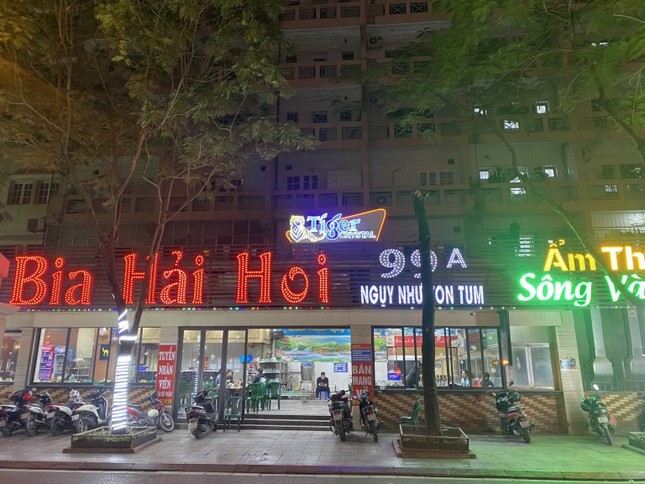 Hà Nội xử phạt nhà hàng vi phạm an toàn thực phẩm với mức phạt cao - Ảnh 1. Hà Nội xử phạt nhà hàng vi phạm an toàn thực phẩm với mức phạt cao - Ảnh 1.