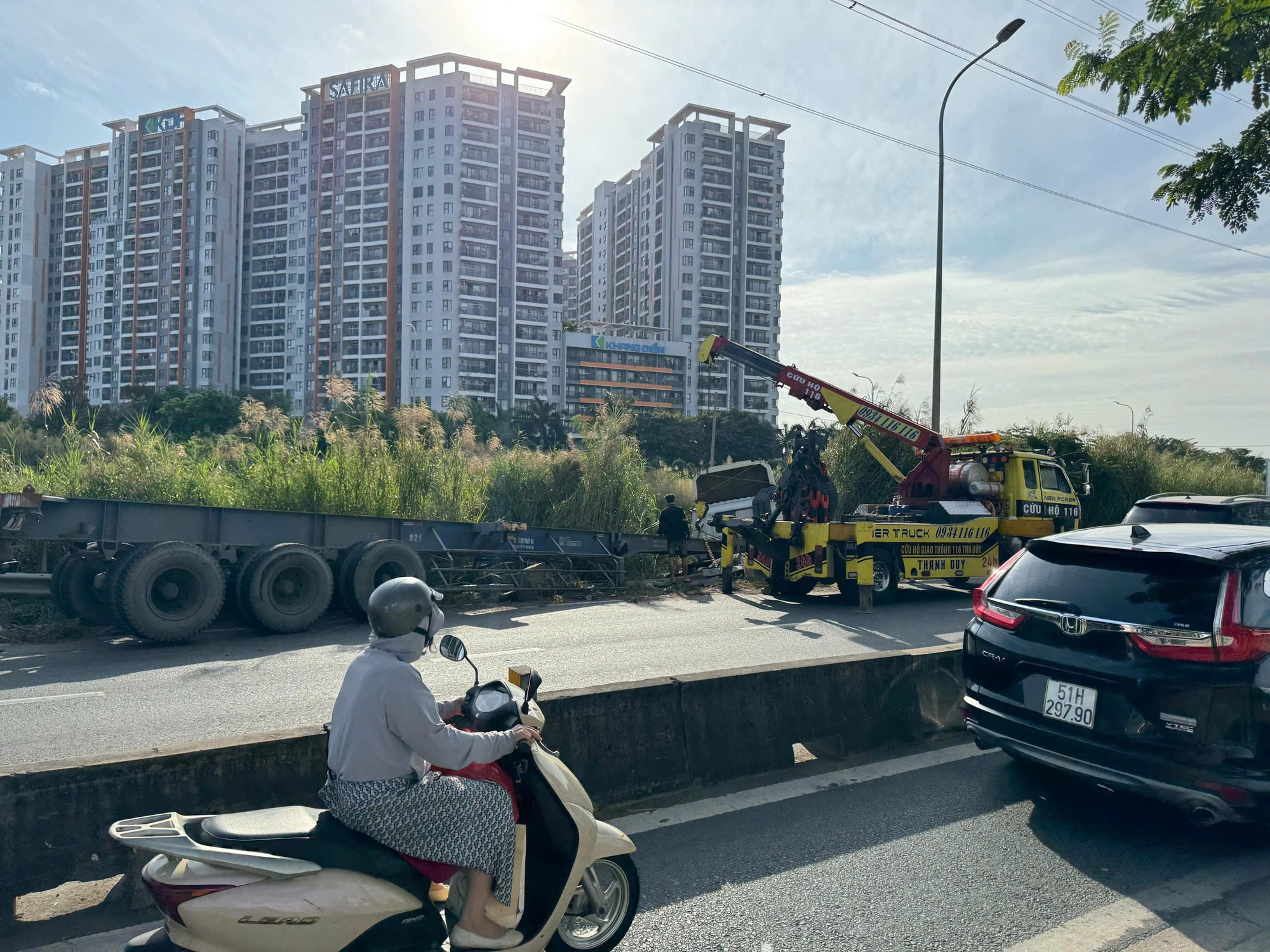 Tài xế mắc kẹt trong cabin xe đầu kéo ở TP Thủ Đức - Ảnh 1. Tài xế mắc kẹt trong cabin xe đầu kéo ở TP Thủ Đức - Ảnh 1.