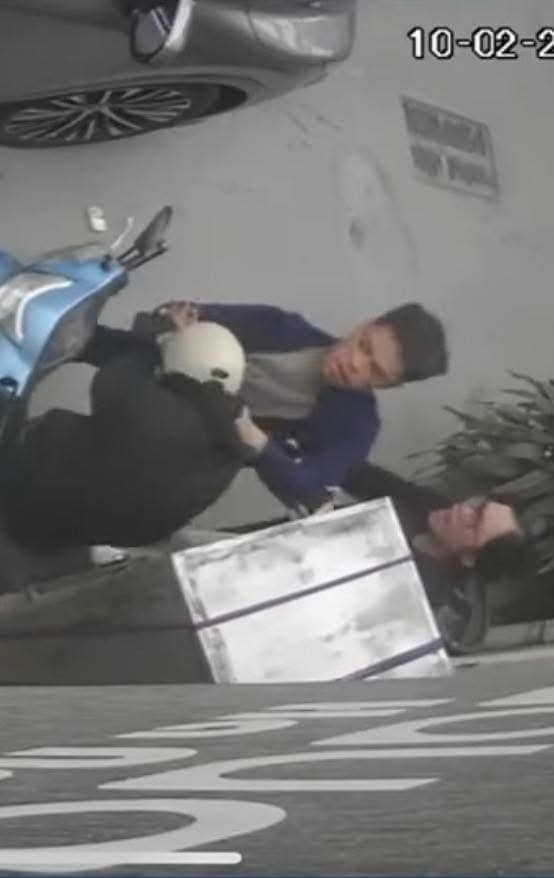 Tài xế Lexus đánh shipper cụt tay tại Hà Nội gây phẫn nộ mạng xã hội - Ảnh 1.