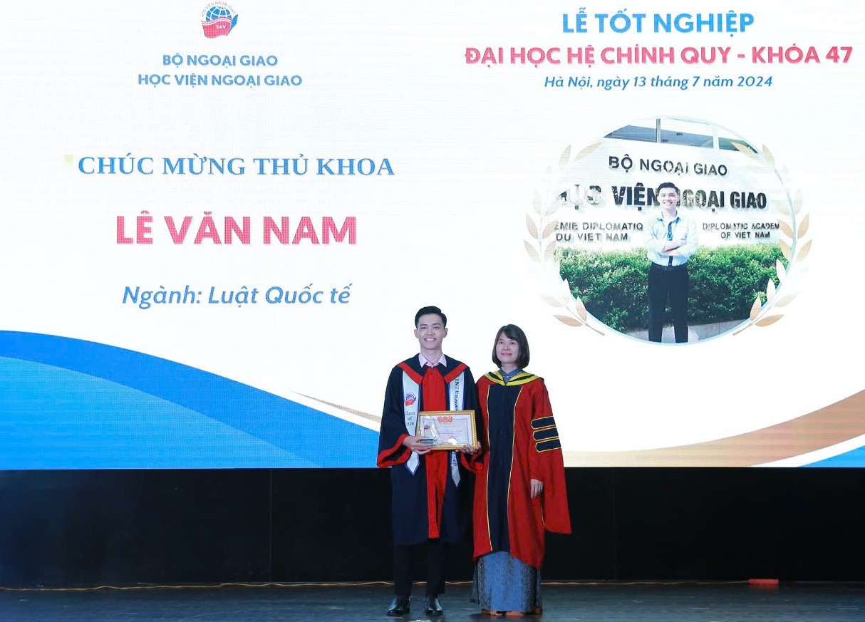 Thủ khoa Học viện Ngọai giao quyết định nhập ngũ theo đuổi ước mơ - Ảnh 1.