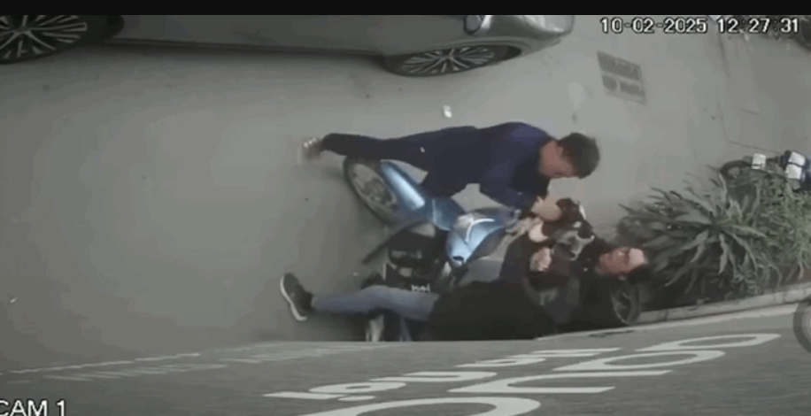 Vụ tài xế Lexus hành hung shipper: Chuyện từ người chứng kiến - Ảnh 1.