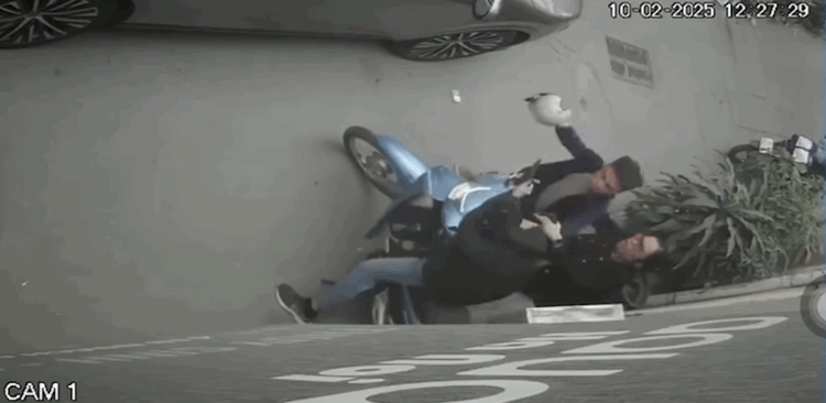 Nam shipper bị đánh dã man bởi người đi xe sang Lexus tại Hà Nội - Ảnh 1. Nam shipper bị đánh dã man bởi người đi xe sang Lexus tại Hà Nội - Ảnh 1.